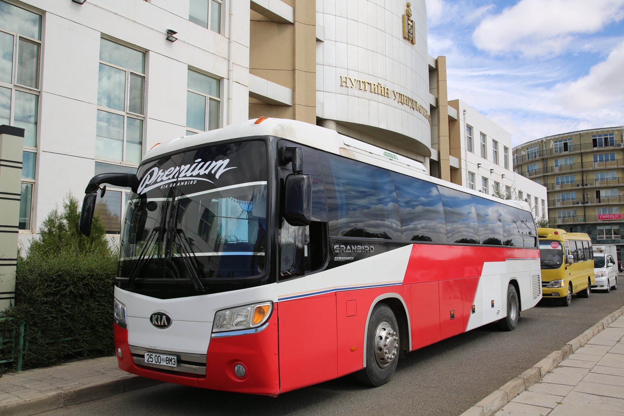 Өмнөговь: Боловсролын салбарт автомашин, автобус шийдэж өглөө