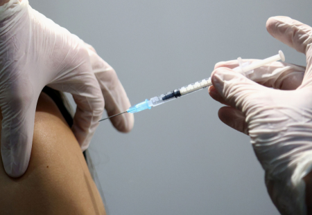АНУ-ын 16 муж улс хүн амынхаа тэн хагасаас илүү хувийг бүрэн вакцинжуулжээ
