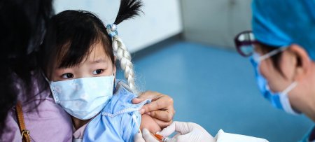 Хятадад 3-11 насны 140 сая хүүхэд вакцинд хамрагджээ