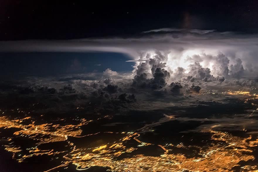 Фото: Онгоцны нисгэгч бүхээгээсээ авсан байгалийн үзэгдлийн гайхалтай гэрэл зургууд